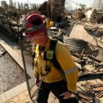 El buen tiempo ayuda a los bomberos a combatir los incendios de montaña