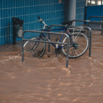 Inundaciones en España: Rescatistas buscan desesperadamente a desaparecidos en aparcamiento subterráneo de un centro comercial